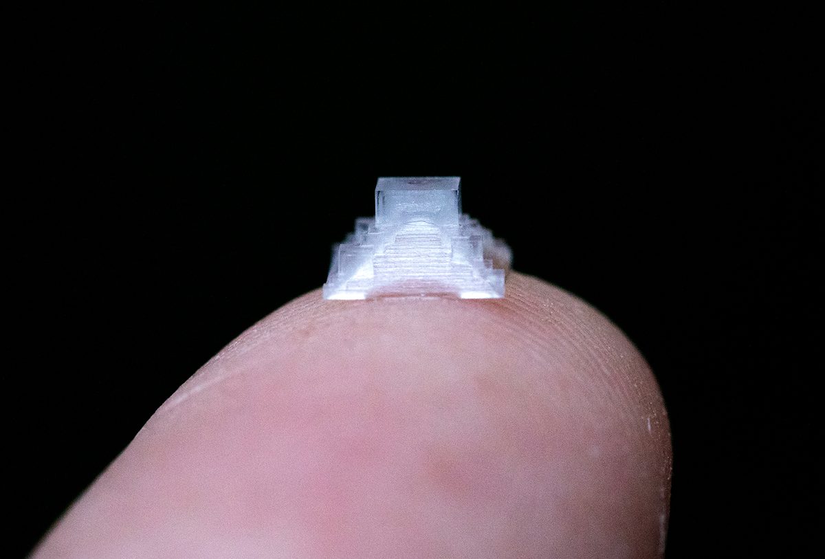 指先にのった、ピラミッド形の塩の結晶